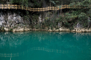 荔波山间碧湖栈道美景