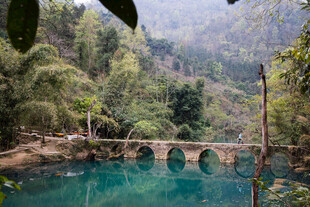 荔波青山绿水间的古朴石桥