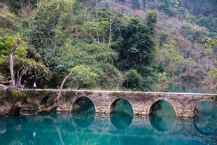 荔波青山绿水间的古朴石拱桥
