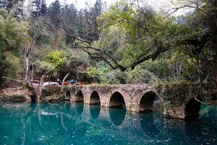 荔波青山绿水间的古朴石桥