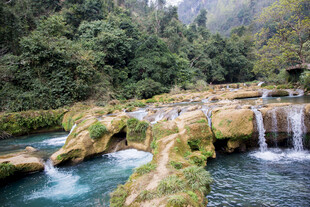 荔波山间秀丽瀑布溪流景观