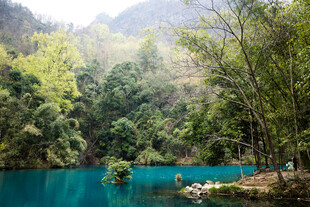 荔波碧绿幽潭 山林环绕之景