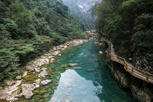 荔波山间碧溪伴栈道美景