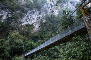 荔波山间悬空玻璃栈道景观