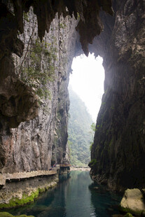 荔波神秘溶洞中的碧水奇观