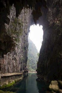 荔波溶洞中的静谧水道