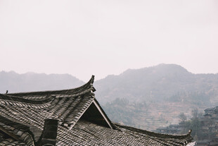 中式古屋顶与远山景致