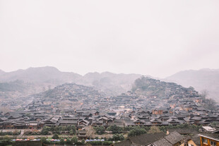 山间朦胧小镇风景