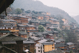 依山而建的古朴村落
