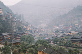 山间雾绕的古朴村落