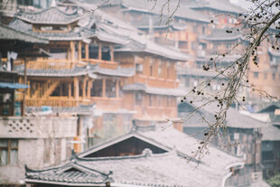 雪覆苗寨 古朴村落景致