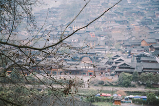 俯瞰山间村落美景