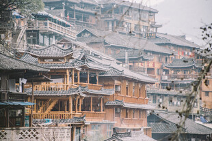 苗寨木质建筑群景观