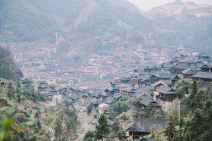 山间古朴村落景观