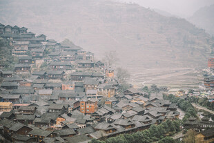 雾中古朴苗寨村落景观