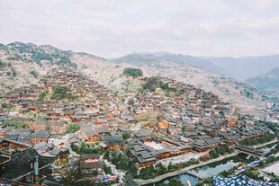 俯瞰山间错落有致的村落