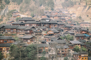 苗寨村落全景