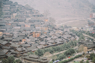 依山而建的古朴村落