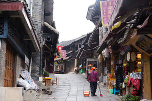 古街行人漫步的烟火场景