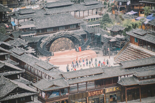 古街拱桥下的热闹景象