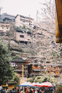 依山而建的古朴村落景观