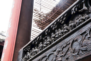 中式木雕建筑细节特写