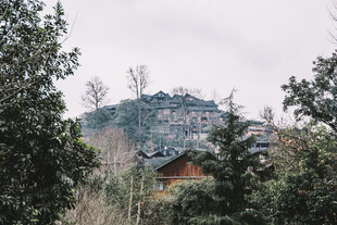 山林间的古朴小屋