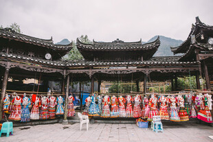 古建前的多彩服饰展示