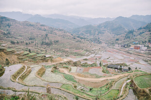 山间梯田美景俯瞰