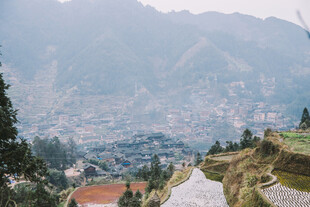 俯瞰山间城镇美景
