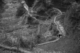 山间蜿蜒小路与行人