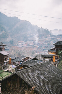 山间古村落屋顶景致