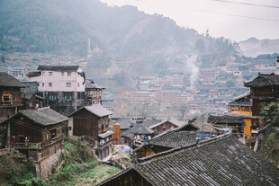 山间古朴村落景观