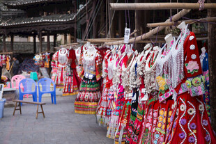 民族服饰集市展示