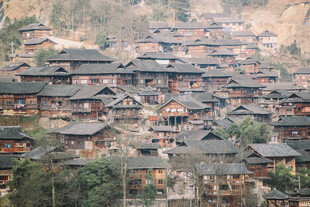 苗寨依山而建的传统村落