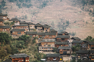 山间错落有致的传统村落