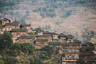 苗寨依山而建的古朴村落