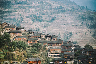 山间错落有致的古朴村落