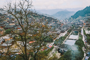 苗寨山间小镇风光