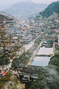 苗寨俯瞰古朴山村美景