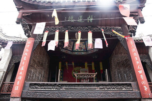 苗寨古戏台悬挂彩旗颇具韵味