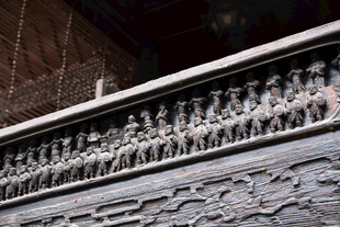 苗寨冬日屋檐下的冰凌景观