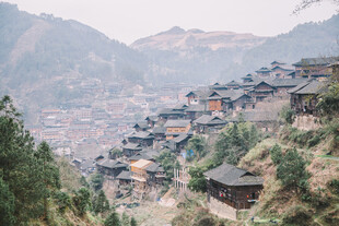 苗寨山间村落 错落有致的民居