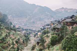 千户苗寨山间村落美景