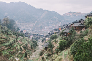 千户苗寨山间村落 古朴宁静之景