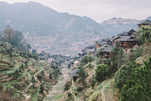 苗寨山间村落 梯田环绕美景