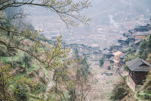 千户苗寨山间村落景致