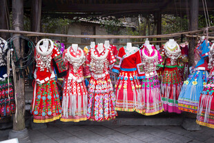 千户苗寨多彩民族服饰悬挂展示