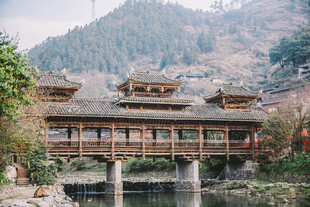 苗寨苗寨河畔的古朴木质建筑