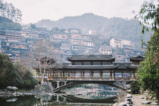 千户苗寨古桥傍山依水的村落风光